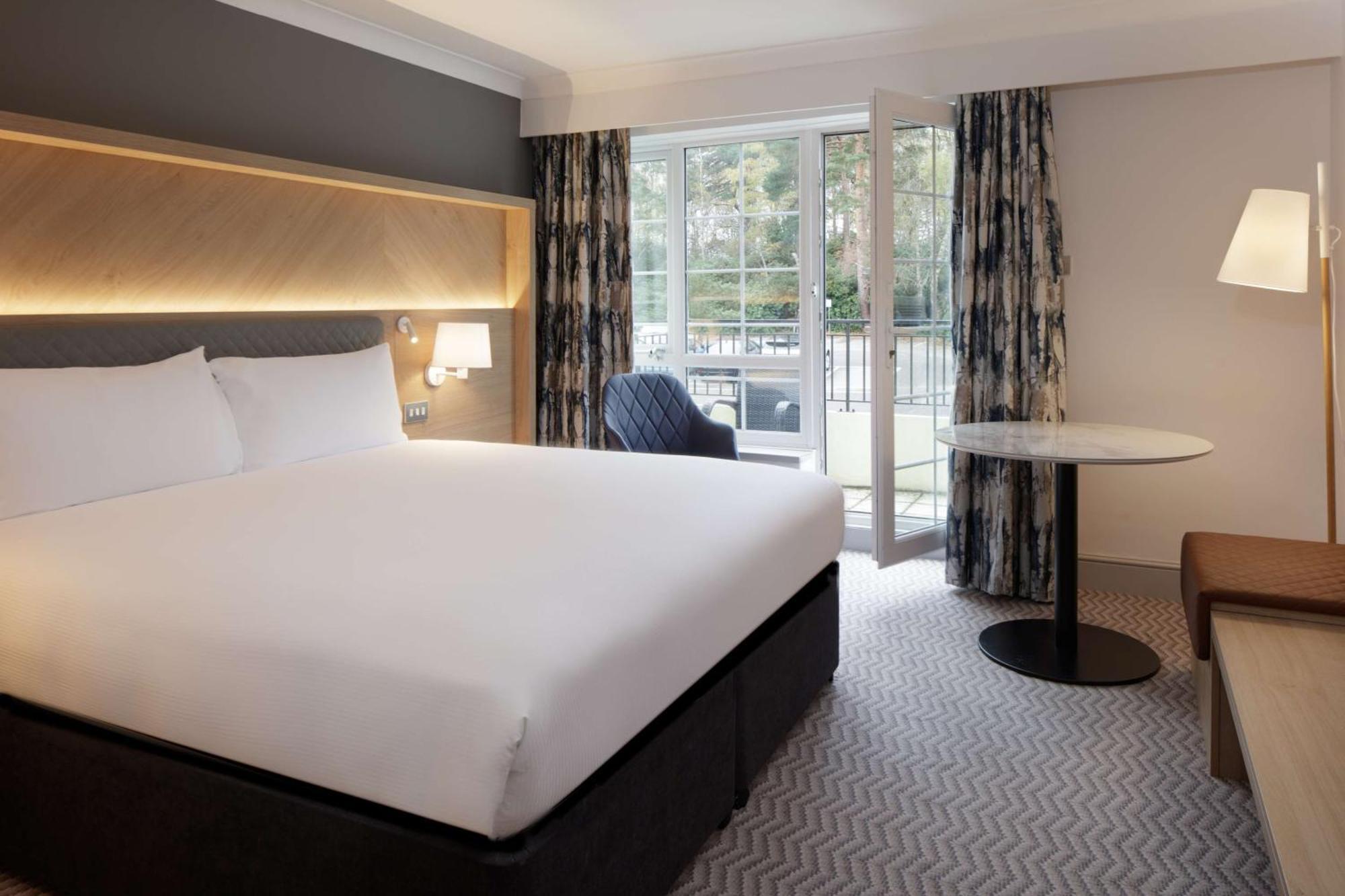 Hilton Cobham Hotel Exterior foto