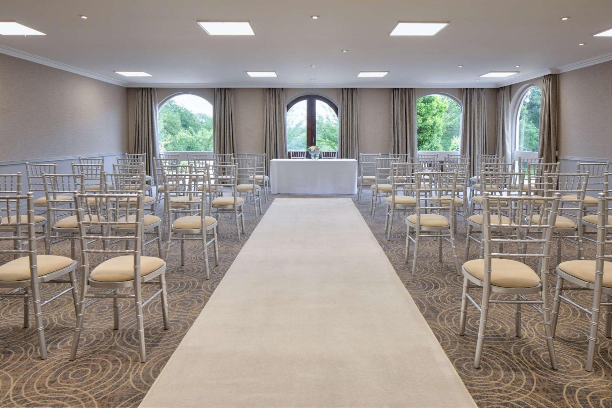 Hilton Cobham Hotel Exterior foto