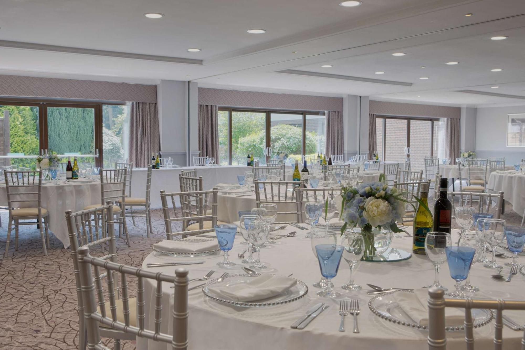 Hilton Cobham Hotel Exterior foto